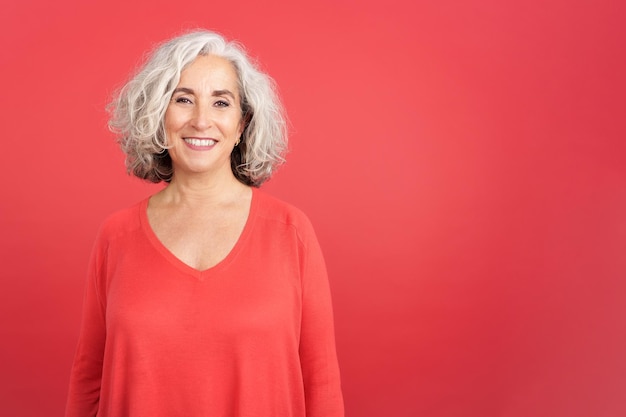 Uma mulher madura sorrindo para a câmera