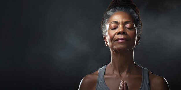 Uma mulher mais velha, madura e amigável, elegante, a meditar e a fazer ioga com um comportamento calmo e sereno.