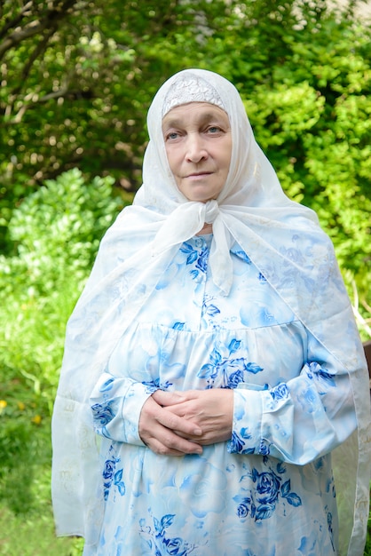 Uma mulher muçulmana idosa em roupas brilhantes