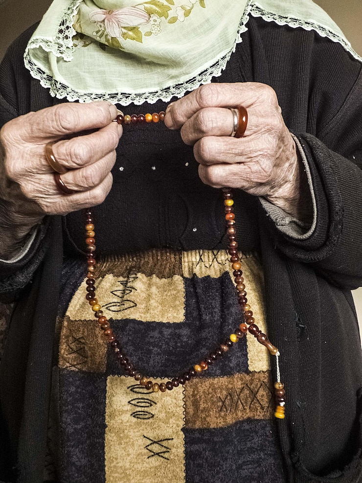 Foto uma mulher muçulmana que está atraindo elogios
