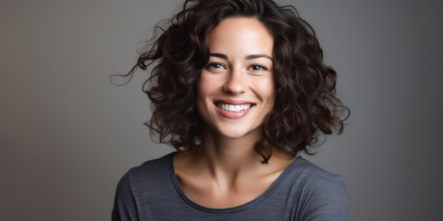 Uma mulher muito bonita de 30 anos com um sorriso gentil contra um fundo cinzento Charme natural e beleza interior AI Generativa AI