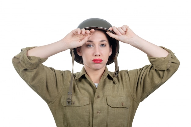 Foto uma mulher muito jovem cansada com capacete americano ww2