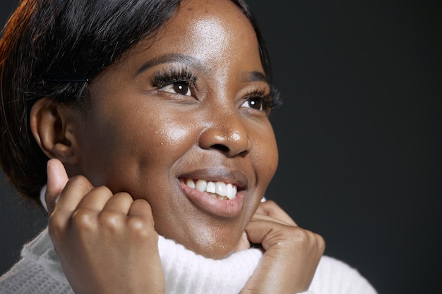 Uma mulher negra afro-americana sorridente olha para cima com esperança que sonha sente felicidade inspiração closeup