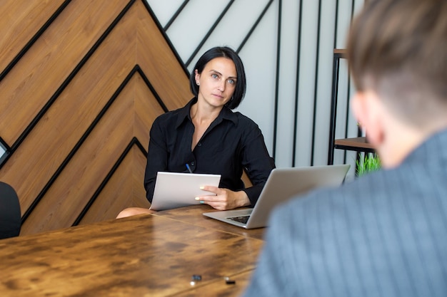 Uma mulher no escritório para consultar o pessoal do departamento