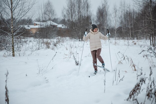 Uma mulher no esqui cross-country em uma floresta de inverno um conceito de estilo de vida saudável um estilo de vida esportivo