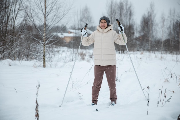 Uma mulher no esqui cross-country em uma floresta de inverno um conceito de estilo de vida saudável um estilo de vida esportivo