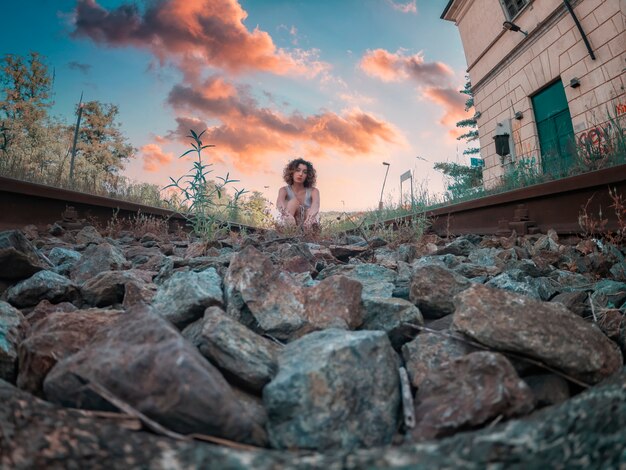 Foto uma mulher nos trilhos do trem