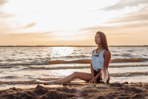 Uma mulher posando na praia