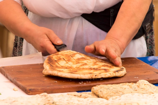 Uma mulher prepara gozleme de pastelaria turca tradicional