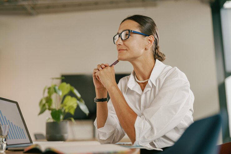 Foto uma mulher profissional sentada no escritório profundamente pensativa dentro de um espaço de trabalho contemporâneo