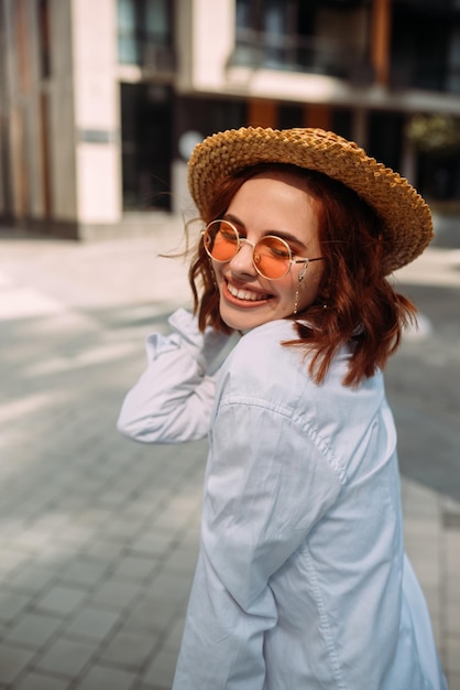 Uma mulher ruiva posa para a câmera