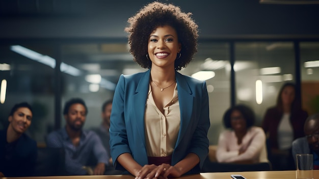 Uma mulher se dirigindo a uma multidão de pessoas