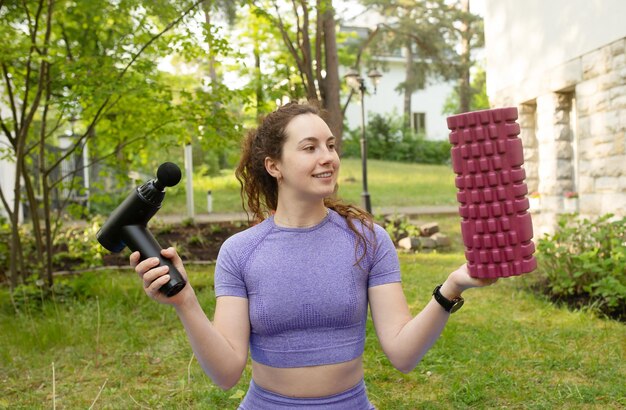 Uma mulher segurando um conjunto de cubos de gelo e uma camisa roxa.