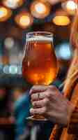 Foto uma mulher segurando um copo de cerveja na mão