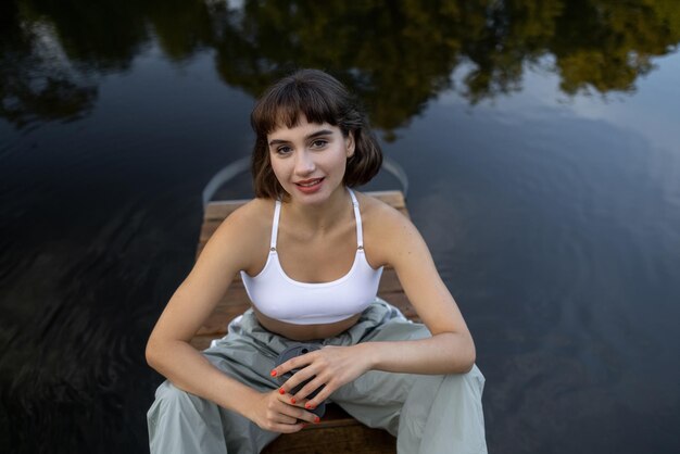 Uma mulher senta-se em um barco em um lago