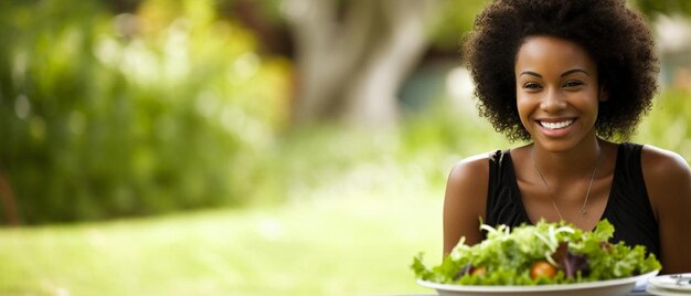 Foto uma mulher sentada à mesa com um prato de comida