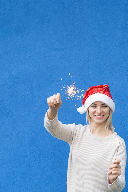 Uma mulher sorridente com estrelinhas nas mãos Retrato Espaço de cópia de Natal