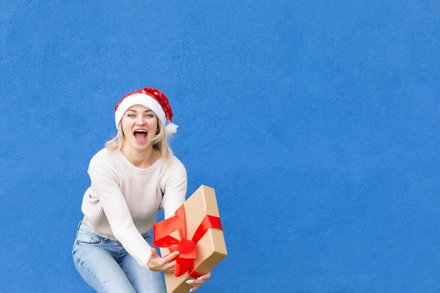 Uma mulher sorridente com um presente de Natal nas mãos Feriados e eventos Copiar espaço