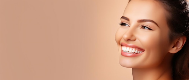 Uma mulher sorrindo com cartaz de dentes brancos com espaço de cópia