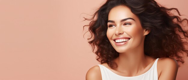 Uma mulher sorrindo com cartaz de dentes brancos com espaço de cópia