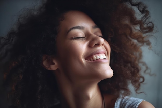 Uma mulher sorrindo e olhando para cima com os olhos fechados.