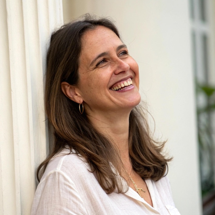Foto uma mulher sorrindo e sorrindo com um sorriso no rosto
