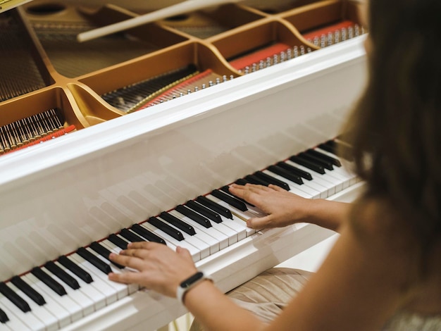 Uma mulher tocando piano