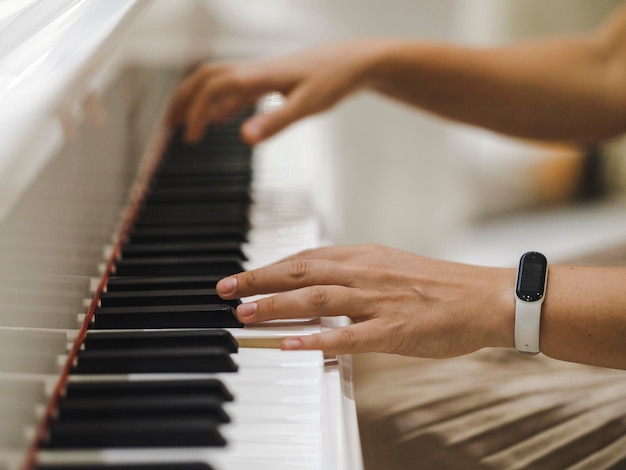 Uma mulher tocando piano