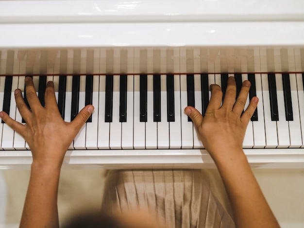 Uma mulher tocando piano