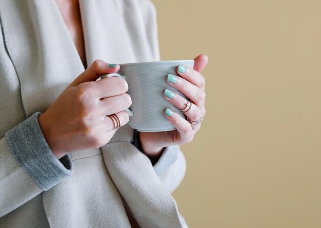 Uma mulher tomando seu café da manhã