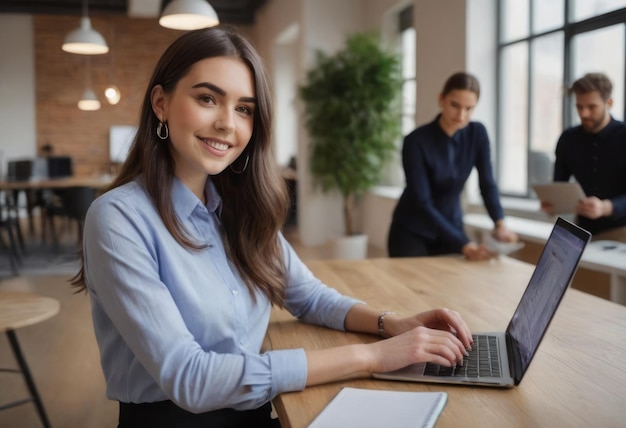 Uma mulher trabalha atentamente em um laptop em um escritório moderno colegas colaboram no fundo