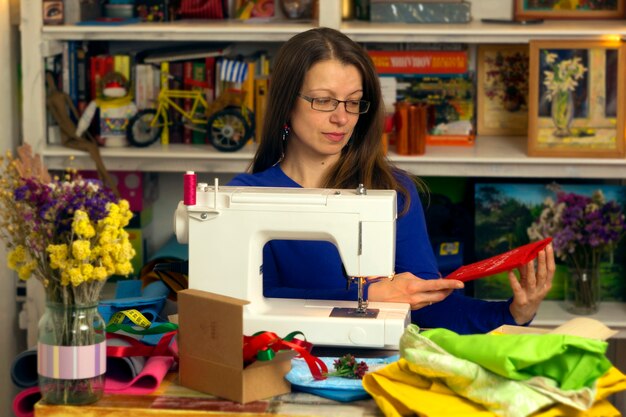 Uma mulher trabalha em uma máquina de costura. Costureira