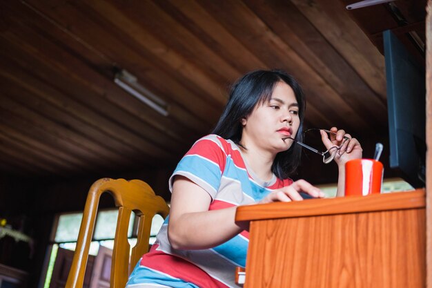 Uma mulher trabalhando on-line em sua casa