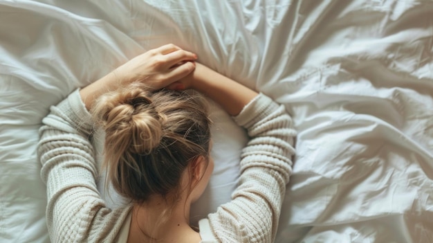 Foto uma mulher triste chorando deitada de costas para a câmera em uma cama branca depressão estresse nervos problemas do conceito