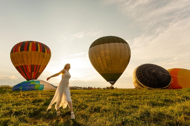 Uma mulher turista desfrutando de uma vista maravilhosa dos balões. Conceito de viagem feliz
