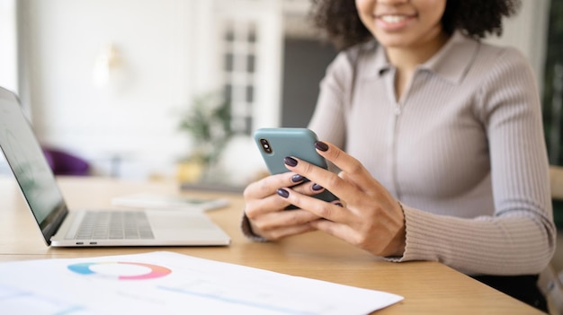 Foto uma mulher usa um telefone em suas mãos imprime uma mensagem faz um pedido online usa