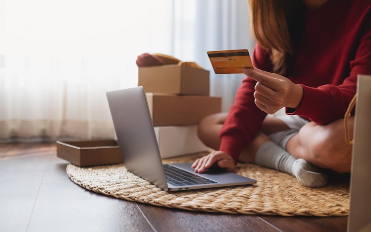 Foto uma mulher usando computador portátil e cartão de crédito para compras on-line em casa