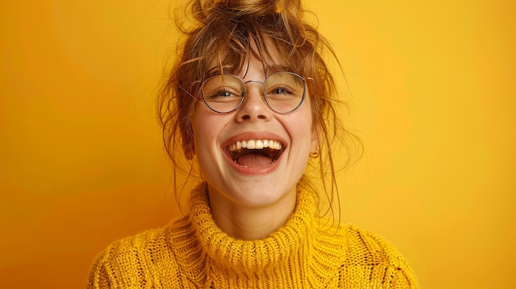 Foto uma mulher usando óculos e uma camisola amarela sorri para a ai geradora da câmera