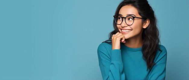 uma mulher usando óculos sorrindo contra um fundo azul