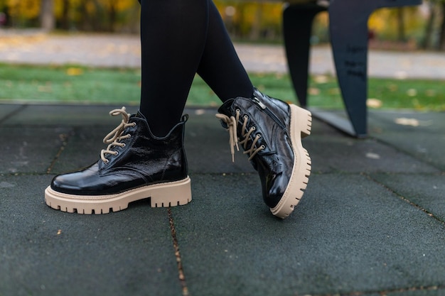 Uma mulher usando sapatos pretos com a palavra schweppe ao lado