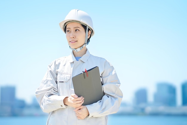Uma mulher usando um capacete e vestindo roupas de trabalho