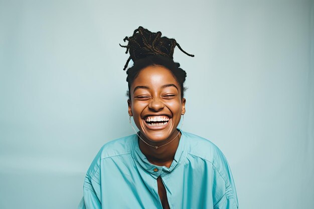 Uma mulher usando uma gravata na cabeça e um grande sorriso no rosto