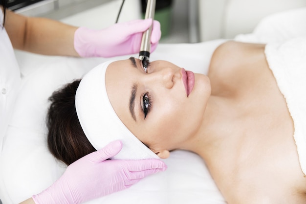 Uma mulher veio para depilação a laser facial.