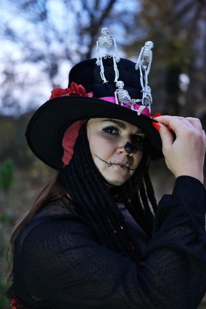 Foto uma mulher vestida de barão sábado posa para a câmera