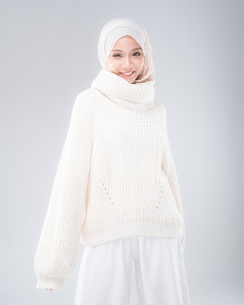 Foto uma mulher vestindo um suéter branco com a palavra 'branco'