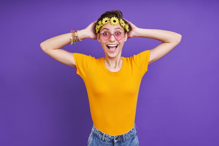 Foto uma mulher vestindo uma camisa amarela com uma camisa vermelha em sua cabeça e usando uma faixa amarela na cabeça