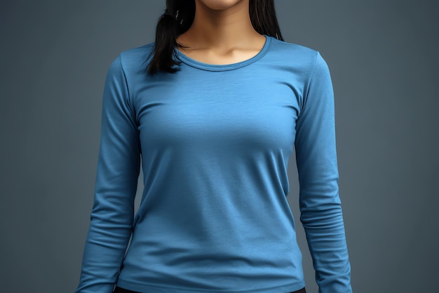 Uma mulher vestindo uma camisa azul de manga comprida com um logotipo preto na frente