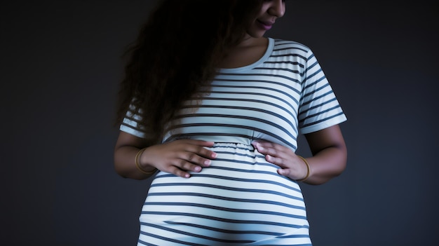 Uma mulher vestindo uma camisa listrada com um cinto que diz citações