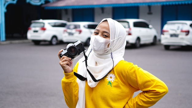 Foto uma mulher viajante asiática em solo de queraton