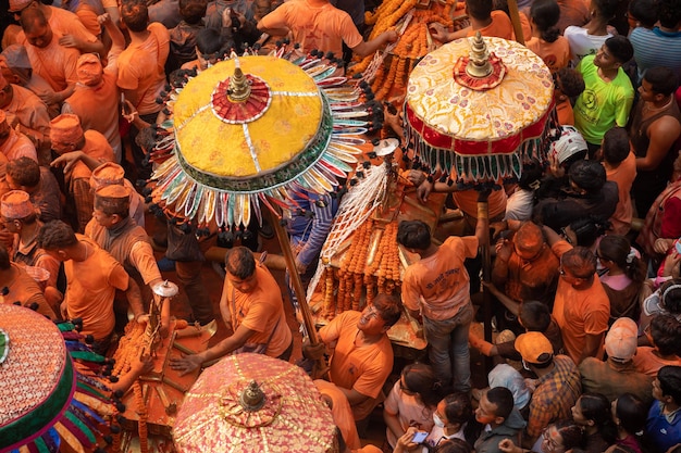 Foto uma multidão de pessoas com camisas laranja e guarda-chuvas com a palavra 